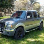 La Toyota Tundra ha sido conocida por su fiabilidad y resistencia a largo plazo. Su motor V8 de 4.7 litros le ha dado una durabilidad impresionante, llegando a ser un modelo comúnmente usado para trabajos pesados durante más de 300,000 millas.

Aunque el consumo de combustible puede no ser el mejor, los propietarios de la Tundra han experimentado una gran fiabilidad incluso en las condiciones más duras. Toyota ha hecho de este modelo una camioneta que, con mantenimiento regular, puede ser una inversión de larga duración.

Características destacadas

Motor V8 de 4.7 litros

300,000 millas de fiabilidad

Ideal para trabajos pesados y todo terreno