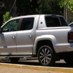La Volkswagen Amarok destaca por su motor V6 diésel, capaz de entregar un gran par motor y una excelente capacidad de remolque. Su interior refinado y su enfoque hacia el confort la convierten en una camioneta equilibrada entre robustez y elegancia. La nueva generación, desarrollada en colaboración con Ford, refuerza aún más su estatus como una de las compactas más completas del mercado.