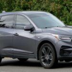 El Acura RDX destaca por su estética cuidada y su lujo comparado con otros modelos de Honda, pero su motor y dinámica de conducción dejan poco que desear en términos de emoción. El consumo de combustible elevado y la sensación de manejo distante hacen que su precio sea difícil de justificar frente a la experiencia real de conducción.