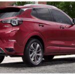 El Buick Encore GX Preferred ofrece un motor 1.2 L turbo de 137 CV y opción de tracción total. Su panel digital con pantalla de 11 pulgadas combina infotainment y conectividad inalámbrica con cuatro puertos USB, haciendo de este SUV una alternativa tecnológica y cómoda a buen precio.