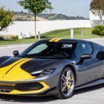 El Ferrari 296 GTB combina un motor V6 biturbo de 3.0 litros con un motor eléctrico, logrando un total de 819 caballos de fuerza y 546 lb-pie de torque. Su configuración central trasera y transmisión automática de doble embrague de ocho velocidades permiten acelerar de 0 a 60 mph en 2.8 segundos, con una velocidad máxima de 205 MPH, convirtiéndolo en un superdeportivo que desafía cualquier muscle car tradicional.