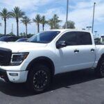 El Nissan Titan combina un motor potente con una construcción robusta que lo convierte en un rival digno dentro del segmento. Sus propietarios destacan la capacidad de alcanzar altos kilometrajes sin incidencias graves, lo que lo coloca entre los camiones más longevos. Con un mantenimiento responsable, este modelo puede literalmente “ir más allá de lo esperado”.