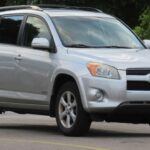 Aunque el Toyota RAV4 de 2006 a 2011 tiene fama de ser un vehículo fiable, también presenta inconvenientes como problemas de suspensión y fugas de aceite. A medida que los compradores buscan mejor eficiencia de combustible y funciones modernas, incluso este SUV de renombre se vuelve menos atractivo en el mercado de segunda mano.