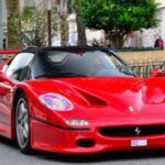 Creado para conmemorar el 50 aniversario de Ferrari, el F50 montaba un motor V12 atmosférico de 4,7 litros derivado de la F1. Aunque suele quedar eclipsado por el F40 y el Enzo, es una pieza clave en la historia de la marca. Su aceleración de 0 a 100 km/h en 3,8 segundos lo convierte en un superdeportivo que marcó época y que hoy es un icono de colección.