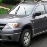 El Mitsubishi Outlander (2003-2006) tuvo frecuentes problemas de frenos y suspensión, que generaban un desgaste prematuro y afectaban a la seguridad. Además, su interior fue criticado por la utilización de materiales de baja calidad, con acabados que perdían apariencia en poco tiempo. Mitsubishi corrigió el rumbo en modelos posteriores, pero la mala reputación inicial aún pesa en el mercado usado.