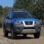 Con el BMW X5 4.4i, la firma bávara demostró que un SUV también podía ofrecer placer de conducción. Su V8 potente, la precisión de la dirección y un chasis pensado para la agilidad marcaron el nacimiento de los SUV deportivos de lujo. Su influencia es clara: hoy prácticamente todas las marcas premium tienen un SUV inspirado en la fórmula que estrenó BMW a comienzos del milenio.