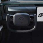 El gran diferencial de este modelo es su tecnología de conducción autónoma de nivel 4, lo que significa que el coche puede circular sin intervención humana en la mayoría de escenarios. Para lograrlo, cuenta con más de 100 sensores: 37 cámaras, 5 lidares, 11 radares, 22 micrófonos y 10 ultrasónicos, todos respaldados por sistemas de limpieza y autodiagnóstico.
