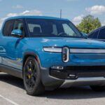El Rivian R1T ha sorprendido a toda la industria con un rendimiento demoledor. En su versión de cuatro motores eléctricos, alcanza los 2,5 segundos en el 0 a 100 km/h y completa el cuarto de milla en 10,5 segundos, lo que la convierte en la camioneta de producción más rápida jamás construida. Además, ofrece una capacidad de remolque de 11.000 libras, superando incluso a su rival, el Ford F-150 Lightning.
