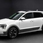 El Kia Niro, el Hyundai Elantra y el Toyota Prius destacan por su eficiencia y economía de combustible. Son vehículos compactos, prácticos y altamente fiables, ideales para conductores que buscan maximizar la autonomía y minimizar los costes de mantenimiento durante décadas.