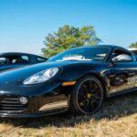 El Porsche Cayman 987 de primera generación ofrece una experiencia deportiva pura y accesible. Su motor bóxer atmosférico de 2.7 a 3.4 litros y disposición central proporcionan equilibrio perfecto y potencia sensible. La dirección precisa y la suspensión afinada lo hacen ideal para carreteras reviradas o circuitos. Su interior de calidad y diseño centrado en el conductor, junto a un precio usado por debajo de $20,000 en algunos casos, lo convierten en una entrada asequible al mundo Porsche.