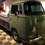 Dentro de la familia del mítico VW Bus, el Volkswagen Type 2 Single Cab Pickup (años 50 a 70) combinaba la filosofía de la mítica Kombi con la utilidad de una camioneta. Con su motor trasero, estética única y carácter cultural, se convirtió en un símbolo de la contracultura de los 60 y 70. Hoy, restaurado, es uno de los vehículos clásicos más deseados por coleccionistas.