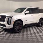 El Cadillac Escalade representa el lujo americano en su máxima expresión. Equipado con un motor V8 y una amplia dotación tecnológica, este SUV requiere un mantenimiento detallado y costoso. Desde la electrónica avanzada hasta los sistemas de infoentretenimiento premium, todo en el Escalade está diseñado para el confort, pero mantenerlo implica costes que lo colocan entre los más caros del año.