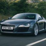 En 2006, Audi sorprendió al mundo con el R8 V8, un superdeportivo que combinaba prestaciones extremas con una usabilidad diaria inédita en su segmento. Con su cambio manual de rejilla metálica, su chasis preciso y su sonido inconfundible, el R8 consolidó a Audi como un fabricante capaz de rivalizar con Ferrari, Lamborghini y Porsche, cerrando el círculo de su transformación.