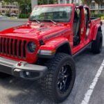 La Jeep Gladiator Rubicon fusiona la esencia off-road de Jeep con la utilidad de una pick-up. Con su motor V6 de 3.6 litros y un sistema 4x4 de élite, puede superar cualquier obstáculo. Sus ejes reforzados y raíles de protección la convierten en una opción ideal para los más aventureros.