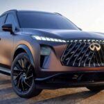 En la parte trasera, el QX65 exhibe pilotos 3D, un alerón en el techo y un portón con formas curvas inspiradas en la cola de los jets. El color de carrocería “Twilight” aporta un efecto único, cambiando entre tonos rojos, púrpura y dorados según la luz.