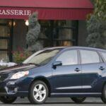 Cerramos la lista con el Toyota Matrix 2008 y su hermano gemelo, el Pontiac Vibe. Derivados del Corolla, ofrecen un diseño práctico con mucho espacio interior y una mecánica sencilla. Su motor 1.8 litros, aunque modesto con 126 CV, es capaz de recorrer más de 300.000 kilómetros sin pestañear. Una opción ideal para quienes buscan un vehículo versátil y económico, con el sello de durabilidad de Toyota.