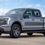Aunque el Ford F-150 Lightning es un EV de gran tamaño con un precio de $54,780, su diseño robusto, la incorporación de tecnología de seguridad avanzada y la popularidad de la marca permiten primas de seguro más competitivas en comparación con otros pickups eléctricos de lujo.