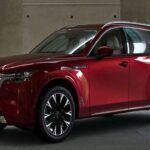 Precio de venta sugerido: $38,045
Aunque el Mazda CX-90 PHEV impresiona por su interior lujoso y manejo deportivo, su tercera fila y maletero reducido lo hacen menos práctico para uso diario. Los usuarios que esperaban un SUV familiar espacioso encuentran que no cumple con las expectativas de versatilidad que su segmento exige.