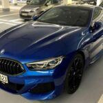 Desde su lanzamiento en 2018, el BMW Serie 8 G15 se ha consolidado como uno de los modelos más deseados de la marca. Su diseño fluido y agresivo, unido a motores de altísimas prestaciones como el V8 biturbo del M850i, lo sitúan entre los grandes GT del mundo.

El habitáculo es un escaparate de lujo y tecnología de vanguardia, con sistemas avanzados de asistencia y conectividad. Es, sin duda, el epítome del lujo deportivo de BMW, pensado para clientes que buscan lo máximo en confort y emociones.