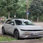 Con un diseño futurista, el Ioniq 5 destacó por su carga ultrarrápida (10% a 80% en 18 minutos) gracias a su sistema de 800V. Pero no solo era cuestión de velocidad: su interior, fabricado con materiales reciclados y veganos, y la tecnología V2L que permite alimentar dispositivos externos, lo convirtieron en un coche tan práctico como avanzado.