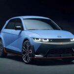 El Hyundai Ioniq 5 N 2025 rompe esquemas al combinar la practicidad de un SUV con el rendimiento de un deportivo. Con 641 CV de potencia y una aceleración de 0 a 100 km/h en solo 3,25 segundos, este modelo puede mirar de frente a deportivos como el Porsche 911. Su autonomía es de 221 millas (356 km), y aunque su precio de 66.200 dólares lo coloca en la franja alta, lo compensa con una experiencia de conducción absolutamente emocionante.