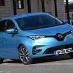 El Renault Zoe se ha convertido en el eléctrico urbano más popular de Europa. Su segunda generación incorporó una batería de 52 kWh, logrando hasta 395 km de autonomía oficial, una cifra sorprendente para su tamaño. Compacto, fácil de manejar y con costes de mantenimiento bajos, es la opción ideal para quienes necesitan un coche eléctrico ágil, económico y perfecto para la ciudad.