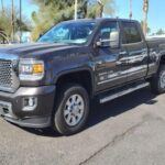 El GMC Sierra 2500HD combina un motor Duramax V8 turbodiésel de 6.6 litros con una de las cabinas más refinadas del segmento. No solo es un camión de trabajo, también ofrece un nivel de comodidad y tecnología superior, lo que lo convierte en una opción ideal para quienes necesitan durabilidad sin renunciar al confort.