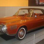 En 1963, Chrysler presentó el Turbine Car, desarrollado junto a la firma italiana Ghia. Con un motor de turbina capaz de girar hasta 22.000 rpm, 55 unidades fueron probadas por más de 200 conductores en condiciones reales. Aunque los problemas técnicos frenaron su producción, fue el prototipo con turbina más avanzado de su tiempo.