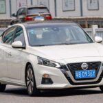 Nissan también fue demandada por problemas en la dirección, especialmente en su modelo más popular, el Nissan Altima. Los informes mencionaban bloqueos repentinos del volante que generaban un riesgo evidente de accidente. La marca se vio obligada a retirar unidades y aplicar soluciones técnicas, lo que puso de relieve la importancia de controles más estrictos en la etapa de desarrollo.