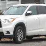 El Toyota Highlander, en sus versiones de 2013 a 2016, es una de las mejores apuestas para quien necesita un SUV confiable con precio contenido. Su interior es amplio, mantiene un buen valor de reventa y cuenta con la legendaria fiabilidad de Toyota, lo que garantiza muchos años de uso con un mantenimiento básico. Es una opción difícil de superar en el mercado de segunda mano.