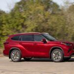 El Toyota Highlander Hybrid es un SUV de tres filas que mezcla espacio, eficiencia y una longevidad sorprendente. Puede superar fácilmente las 244.000 millas de uso, con un coste anual de mantenimiento muy bajo, alrededor de 489 dólares al año, según RepairPal. Un modelo ideal para familias que buscan un vehículo usado con garantía de fiabilidad.