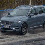 El Volvo XC90 aporta un enfoque diferente: combina lujo, diseño escandinavo y un altísimo nivel de seguridad. Su carrocería reforzada en acero de alta resistencia y sistemas como el Pilot Assist lo sitúan como uno de los SUV más seguros del mercado. Además de su elegancia, su fiabilidad lo convierte en una opción perfecta para quienes desean un vehículo resistente sin renunciar al confort premium.