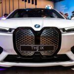 El BMW iX xDrive50 es el ejemplo perfecto de cómo el precio no siempre equivale a calidad. Con un coste inicial de 88.000 dólares, ofrece un interior futurista y materiales de primera, pero su diseño polarizante y la falta de practicidad lo hacen menos atractivo que competidores como el Tesla Model X o el Rivian R1S. A ello se suma un software que no está al nivel de lo que se espera en un coche de este rango de precio, lo que deja una sensación de producto inacabado.