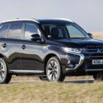 Para conductores que buscan un híbrido enchufable con tracción integral, el Mitsubishi Outlander PHEV es una opción confiable y asequible. Con precios de $42,145 a $53,355, ofrece características completas y eficiencia energética, siendo ideal para quienes necesitan versatilidad en todas las condiciones climáticas sin gastar de más.