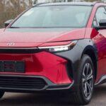 El Toyota bZ4X 2025, con un precio de $37,070, se ha vuelto más accesible tras los recientes ajustes de precio. Ofrece hasta 252 millas de autonomía y tracción total estándar, ideal para todo tipo de clima. Su interior es espacioso y cuenta con herramientas de seguridad útiles, combinando fiabilidad Toyota con eficiencia eléctrica.
