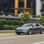 Uno de los grandes pilares del Tesla Model Y Long Range AWD 2026 es el avance en el Autopilot y el Full Self-Driving (FSD). Aunque aún bajo regulaciones, la marca ha perfeccionado sus algoritmos y cámaras, logrando una conducción semiautónoma más precisa y segura, un punto clave para diferenciarse de sus rivales europeos y asiáticos.