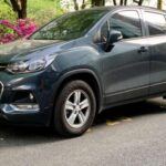 El Chevrolet Trax, SUV compacto pensado para la ciudad, ha tenido dificultades en las evaluaciones de resistencia a vuelcos y estabilidad. Estos resultados afectan su puntuación global en seguridad, pese a contar con elementos como cámara trasera y tracción total opcional. Para un vehículo urbano, estas carencias pueden pasar desapercibidas, pero en carretera abierta representan un riesgo añadido.