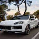 En la cima del listado se encuentra el Porsche Cayenne híbrido enchufable, un SUV de lujo que combina exclusividad y prestaciones. Su V6 turbo de 3.0 litros junto a un motor eléctrico desarrollan 463 CV, suficientes para alcanzar los 100 km/h en menos de 5 segundos. Aunque su precio es cercano al doble que el Lexus NX, su deportividad, tecnología y carácter premium lo colocan en otra liga. En cuanto al consumo, las cifras estimadas rondan los 46 mpg equivalentes en ciclo combinado (unos 5 l/100 km).