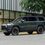 El Rivian R1S eleva las proporciones de las camionetas familiares al extremo. Con tres filas de asientos y un maletero de 1.48 m³, combina espacio, practicidad y diseño futurista. Su versión Adventure estándar cuenta con 533 hp y una batería de 95.5 kWh, mientras que la versión tope de 1025 hp acelera de 0 a 100 km/h en menos de 2.6 segundos, mostrando que un SUV familiar también puede ofrecer sensaciones propias de un deportivo eléctrico de alto rendimiento.