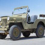 Diseñado durante la Segunda Guerra Mundial, el Jeep original revolucionó la movilidad militar. Su versatilidad permitió adaptaciones como ambulancia o vehículo de suministro, y tras el conflicto nació la versión civil, que inspiró a fabricantes de todo el mundo. Sin duda, el Willys-Overland Jeep sentó las bases del 4x4 moderno, dando origen a los todoterreno que hoy dominan carreteras y aventuras fuera de la ciudad.