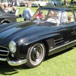 Fabricado entre 1954 y 1957, el 300SL se destacó por su chasis tubular y sus famosas puertas de ala de gaviota, solución ingeniosa para la rigidez estructural. Su motor de seis cilindros con inyección de combustible le permitía alcanzar más de 257 km/h, convirtiéndolo en uno de los coches más rápidos de su época y en un icono de la ingeniería avanzada y el diseño elegante.
