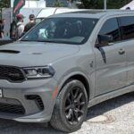 El Dodge Durango incorpora tecnología avanzada, incluyendo detectores de radar integrados de nivel policial. Francia, entre otros países, prohíbe estos dispositivos porque representan un riesgo para la labor de las autoridades y la seguridad en carretera, destacando el conflicto entre innovación tecnológica y regulaciones.