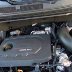 El Hyundai / Kia 1.6 CRDi es parte de la serie de motores diésel más avanzados de la marca coreana. Introducido en 2007, este motor ha sido instalado en modelos como el Hyundai i20 y Kia Cee'd, alcanzando potencias que varían entre 90 y 136 hp. Con una vida útil de hasta 500,000 km, el 1.6 CRDi es famoso por su fiabilidad y su bajo coste de mantenimiento. Aunque algunos modelos han experimentado problemas con el sistema de inyección Bosch y el filtro DPF, estos problemas no han afectado la durabilidad general del motor. Este motor es ideal para quienes buscan un motor eficiente y duradero en su vehículo.