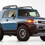 El Toyota FJ Cruiser fue un todoterreno que, a pesar de su diseño retro y su tamaño imponente, ofrecía una experiencia de conducción increíblemente divertida y capaz. Con su motor V6 de 4.0 litros y un sistema de tracción en las cuatro ruedas, el FJ Cruiser podía enfrentarse a los terrenos más difíciles. Aunque no tenía la elegancia del Toyota 4Runner, su robusto chasis y la posibilidad de personalización (como con el snorkel) lo convirtieron en un vehículo muy querido por los entusiastas del off-road. Toyota decidió descontinuarlo en 2014 para centrarse en otros modelos, pero el FJ Cruiser sigue siendo uno de los todoterrenos más apreciados por los aficionados al 4x4.