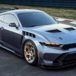 El 2025 Mustang GTD lleva al Mustang a un nivel completamente nuevo, fusionando las tecnologías más avanzadas con el rendimiento de los autos de carreras. Con un motor V8 sobrealimentado de 5.2 litros y 815 caballos de fuerza, el GTD es un superdeportivo que puede competir con los mejores del mundo. Este modelo, inspirado en el Mustang GT3 de carreras, es el primero de una marca estadounidense en romper la barrera de los siete minutos en el circuito de Nürburgring, un hito que hasta ahora solo había sido alcanzado por autos europeos. Con un sistema de suspensión pushrod transverso y una caja de cambios automática de doble embrague de ocho velocidades, el GTD no solo promete ser uno de los más rápidos, sino también uno de los más exclusivos, con un precio de 327,960 dólares. Este Mustang, en su versión de 60 aniversario, es una declaración de intenciones para el futuro de la marca.