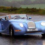 El Morgan Aero 8 llegó en el año 2000 con un diseño clásico que honraba las raíces de la marca, pero con tecnología y características modernas. Bajo su capó latía un motor V8 de 4.4 litros de 286 caballos de fuerza, lo que le permitía alcanzar una velocidad máxima de 160 mph y hacer el 0-60 mph en 4.8 segundos. El chasis de aluminio y la suspensión de doble horquilla le otorgaban un comportamiento ágil y preciso, mientras que su diseño atemporal seguía atrayendo miradas. Con versiones mejoradas en los años siguientes, el Aero 8 continuó siendo un símbolo de ingeniería artesanal combinada con la modernidad.
