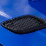 El Prodrive P25 se aleja del típico cambio manual y automático, y opta por una transmisión secuencial, tal como la que usan los coches de rally. Aunque no es común en los autos de calle, este tipo de caja de cambios permite un cambio rápido y preciso, proporcionando una sensación de carreras. Aunque puede ser un ajuste para aquellos acostumbrados a las transmisiones automáticas convencionales, esta característica es clave para conseguir esa sensación de coche de rally en cada vuelta.