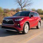 El Toyota Highlander, con un precio inicial de $41,000, es uno de los SUV más reconocidos en cuanto a fiabilidad y durabilidad. Este modelo es famoso por su eficiencia y su motor de larga duración, características que lo han colocado en el puesto 9 entre los SUV más duraderos, según iSeeCars. Pero lo que realmente destaca es la versión Hybrid, que ocupa el puesto 3 en el ranking de los SUV más longevos. Si prefieres un modelo híbrido, el Highlander Hybrid es una opción que no solo es duradera, sino también ecológica. El Toyota Highlander en general es un SUV que ofrece una gran relación calidad-precio y un rendimiento sólido durante años.