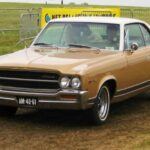 El 1969 AMC Ambassador SST se lleva el título de uno de los muscle cars más lentos de los años 60, con un tiempo de 17.6 segundos en el ¼ de milla. Su motor 290 V8 producía solo 200 caballos de fuerza, lo que lo hacía mucho más adecuado para viajes largos por carretera que para las carreras en línea recta. Con una suspensión de resortes de espiral en las cuatro ruedas y un interior espacioso, el Ambassador SST era más un vehículo de confort que un verdadero muscle car. A pesar de su rendimiento moderado, AMC produjo alrededor de 30,000 unidades de este modelo, que era más adecuado para quienes buscaban una conducción cómoda que un vehículo para la pista.