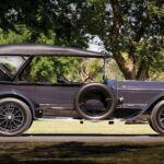El Pierce-Arrow Model 66 debutó en 1910 con un motor straight-six de 11.7 litros, pero en 1913, la marca decidió expandir la capacidad del motor a 13.5 litros para hacer frente a los rivales en el segmento de lujo, como el Peerless Model 60. Con este nuevo motor, el Pierce-Arrow Model 66 se destacó como uno de los vehículos más potentes de su tiempo, permitiendo a sus propietarios experimentar una conducción rápida y suave. Además de su potencia, el Pierce-Arrow Model 66 ofrecía un diseño lujoso, con interiores de alta calidad y un confort excepcional. El coche también fue un símbolo de prestigio, especialmente en los Estados Unidos, donde los ricos y famosos lo eligieron como su vehículo de lujo preferido.